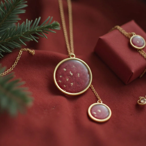 Le Bijou Enchanté de Noël - Pendentif Poétique aux Pétales de Rose et Feuilles d'Or 24K – Cadeau Magique et Raffiné