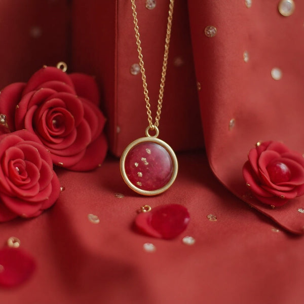 Le Bijou Enchanté de Noël - Pendentif Poétique aux Pétales de Rose et Feuilles d'Or 24K – Cadeau Magique et Raffiné