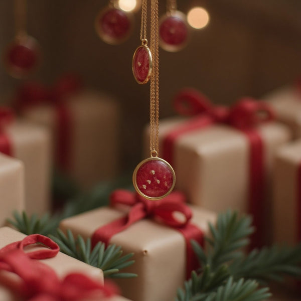 Le Bijou Enchanté de Noël - Pendentif Poétique aux Pétales de Rose et Feuilles d'Or 24K – Cadeau Magique et Raffiné