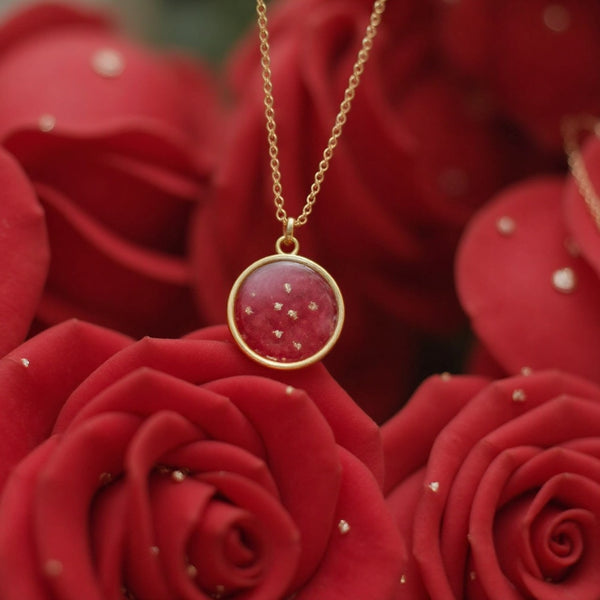 Le Bijou Enchanté de Noël - Pendentif Poétique aux Pétales de Rose et Feuilles d'Or 24K – Cadeau Magique et Raffiné