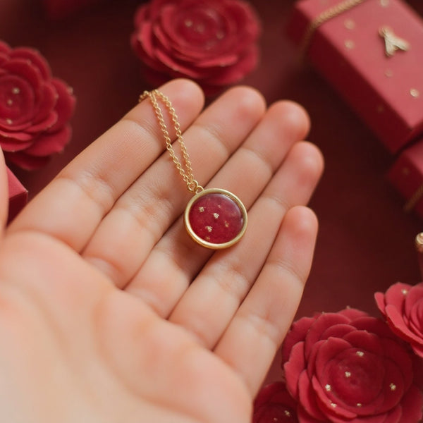 Le Bijou Enchanté de Noël - Pendentif Poétique aux Pétales de Rose et Feuilles d'Or 24K – Cadeau Magique et Raffiné